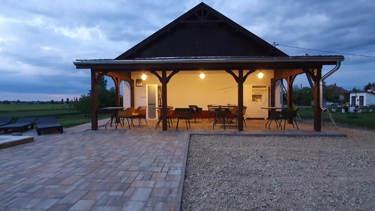 Bed and Breakfast Tisza White House Tiszaszolos Exterior foto